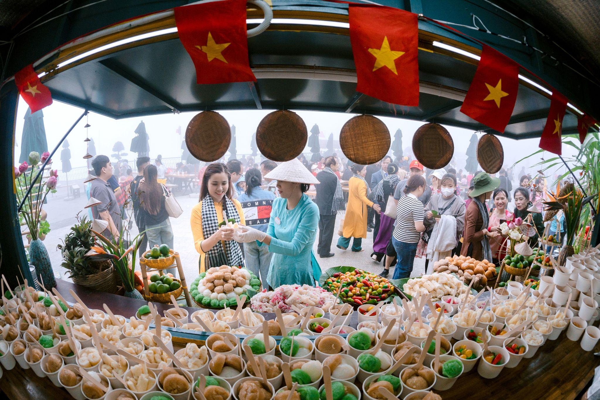 Trải nghiệm mua sắm bằng lá bồ đề độc đáo chỉ có tại núi Bà Đen, Tây Ninh