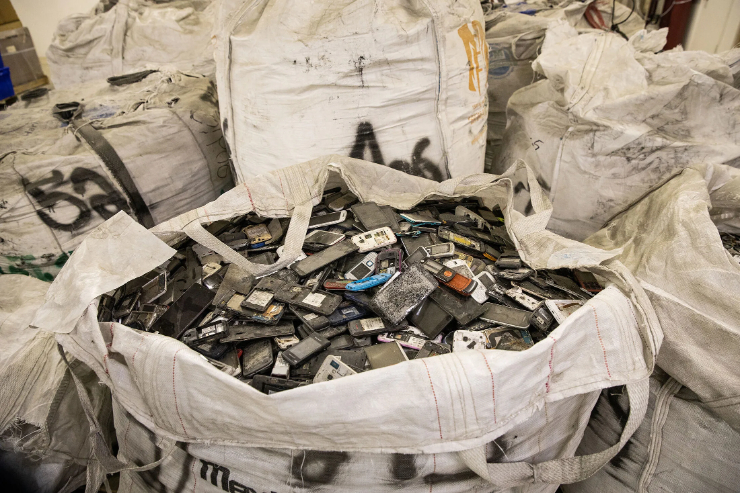 Nhật Bản tìm được cách "đãi" lại tới 90% lượng Lithium quý giá từ pin cũ.