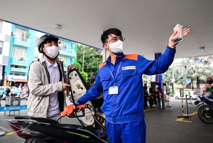 Giá dầu diesel giảm mạnh gần 2.000 đồng/lít từ 0h