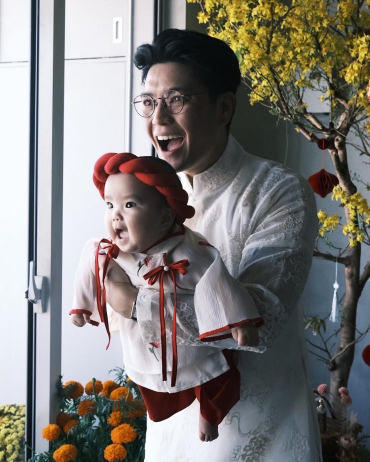 Bé Gạo mặc đồ điệu đà khi đi bơi