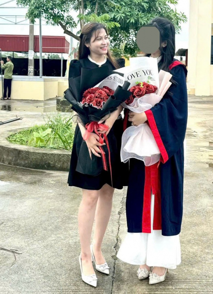 Như và chị gái Thanh Trúc (từ phải sang)