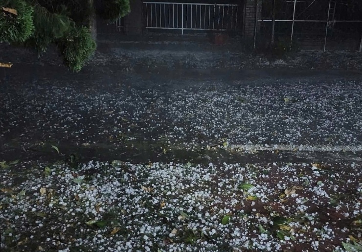 Mưa đá đập thủng kính xe, kéo sập nhà ở Bắc Hà - 1