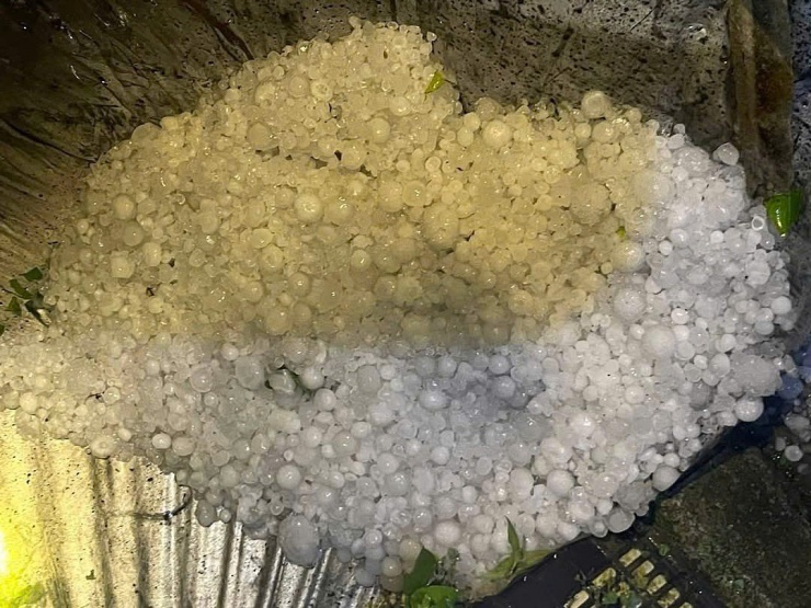 Mưa đá đập thủng kính xe, kéo sập nhà ở Bắc Hà - 2