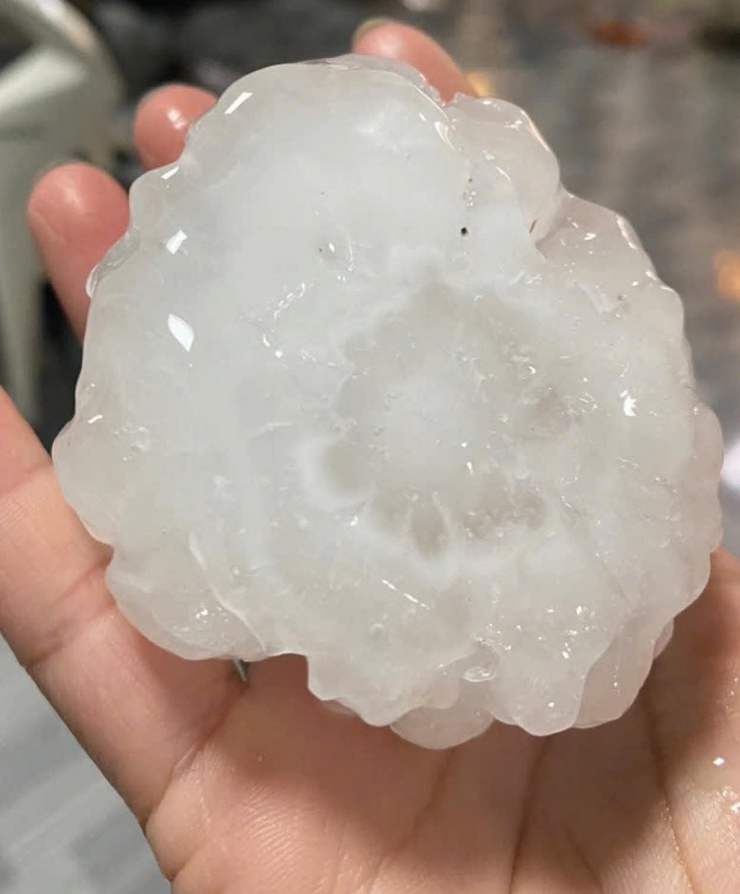 Mưa đá đập thủng kính xe, kéo sập nhà ở Bắc Hà - 3