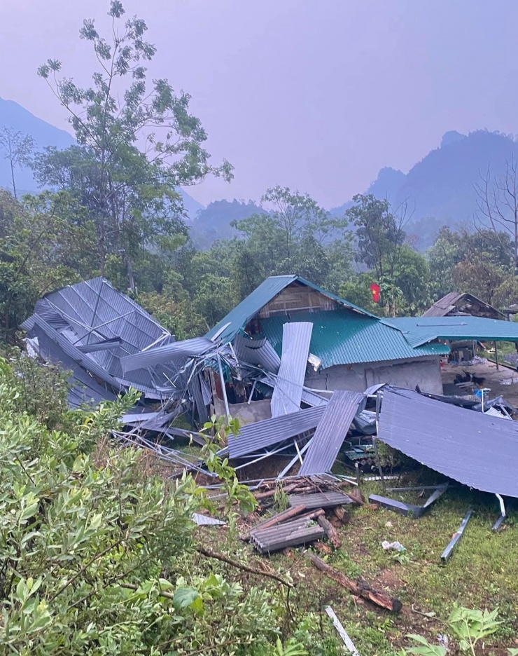 Mưa đá đập thủng kính xe, kéo sập nhà ở Bắc Hà - 9