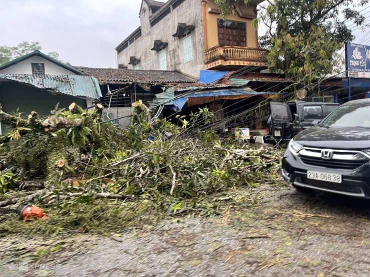 Mưa đá ở Bắc Hà rạng sáng 16/4 gây nhiều thiệt hại. Video:&nbsp;Ngọc Nhung - Hương Giang