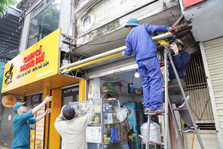 Xem xét trách nhiệm 16 cán bộ công an phường Hà Nội để xảy ra ùn tắc, lấn chiếm vỉa hè