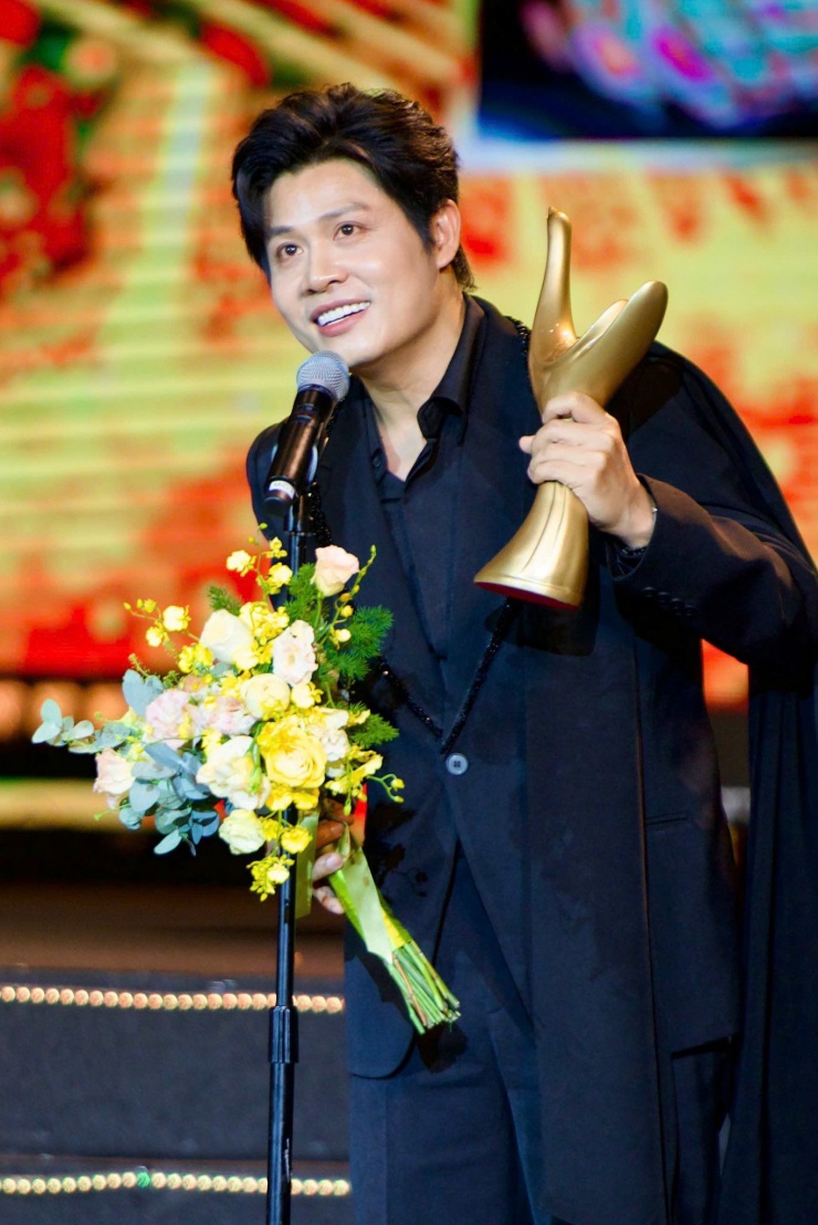 Nhạc sĩ Nguyễn Văn Chung nhận giải Nhạc sĩ của năm