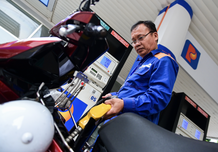 Giá xăng dầu tại Việt Nam đang thấp hơn các nước trong khu vực. Ảnh: Nguyễn Huế