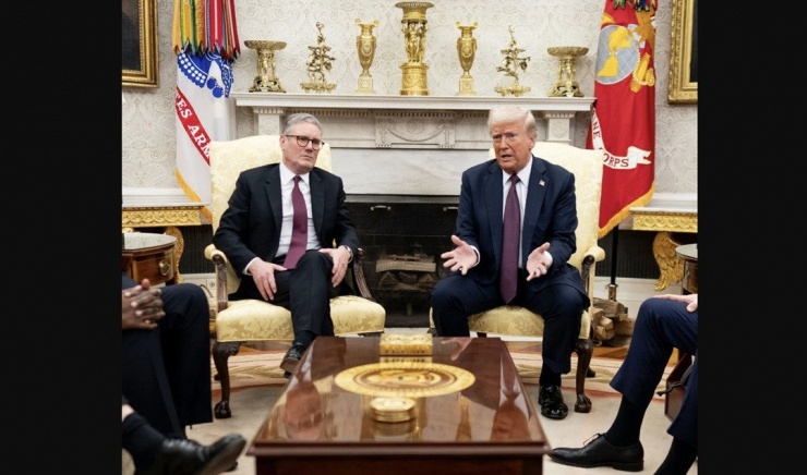 Tổng thống Mỹ Donald Trump (phải) và Thủ tướng Anh Keir Starmer. Ảnh: NYT