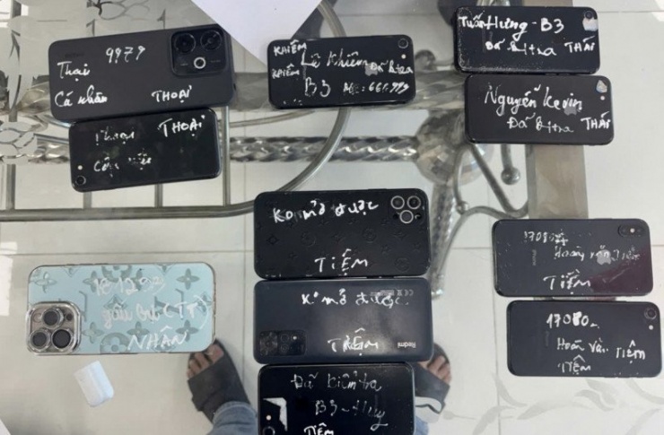 Tang vật dùng để lừa đảo trên không gian mạng. Ảnh: MĐ