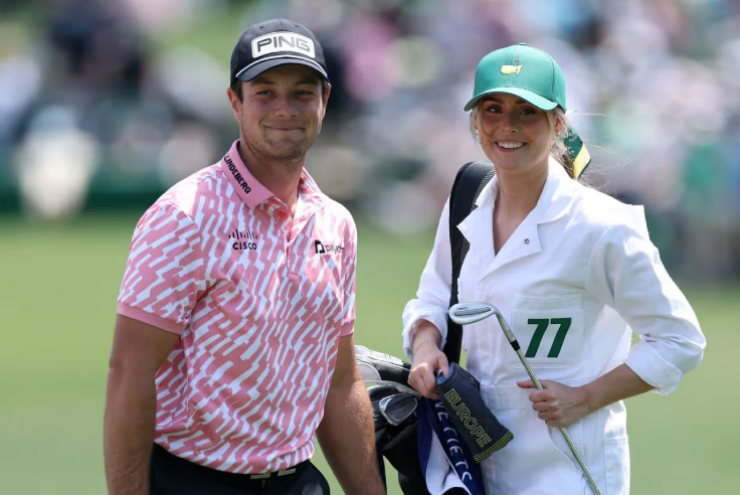 Mỹ nhân "xin" làm người bê gậy, rồi khiến VĐV triệu đô "say như điếu đổ"