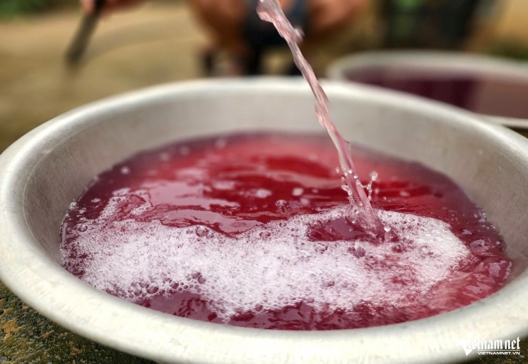 Nước bơm lên còn có mùi hôi, khó chịu. Ảnh: Lê Dương