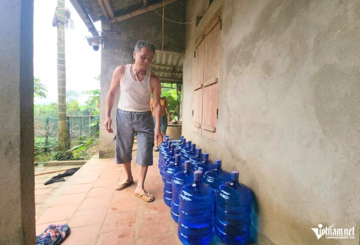 Người dân phải dùng bình nước sạch loại 20 lít để sinh hoạt. Ảnh: Lê Dương