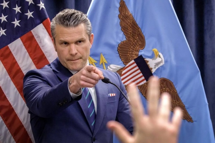 Bộ trưởng Mỹ cảnh cáo Iran, nói Tehran ‘không còn công nghiệp quốc phòng’ - 1