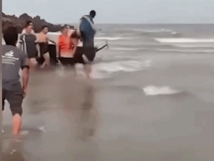 Hai anh em bị sóng cuốn khi tắm biển Cửa Lò