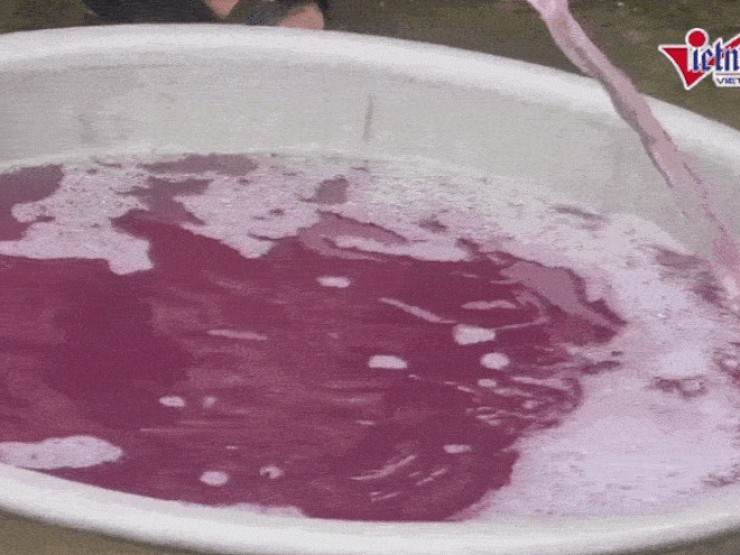 Nước giếng chuyển màu tím bất thường, người dân phải mua nước bình về dùng