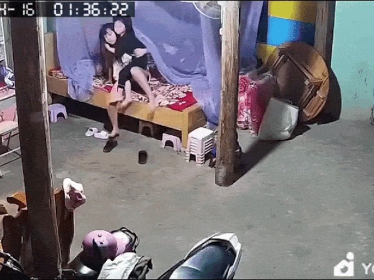 VIDEO: Chị gái nhanh trí ôm em nhỏ lao khỏi giường khi mưa đá ầm ầm dội xuống