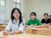 Phụ huynh cân não vì đăng ký lớp 10 'như chơi chứng khoán'