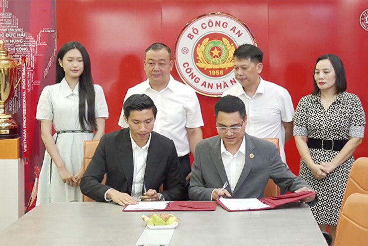 Doãn Hải My rạng rỡ cùng Đoàn Văn Hậu trong ngày gia hạn với Công an Hà Nội