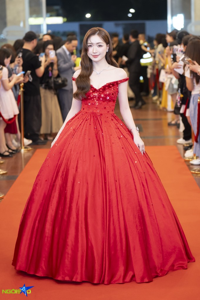 Hòa Minzy hóa công chúa, cùng dàn sao khoe sắc trên thảm đỏ - 2