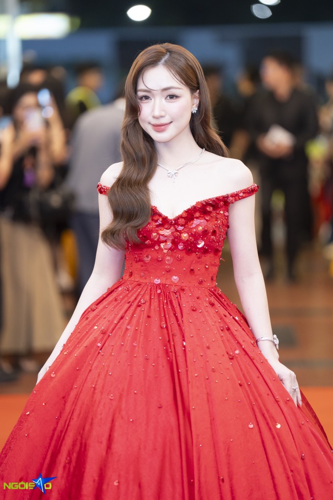 Hòa Minzy hóa công chúa, cùng dàn sao khoe sắc trên thảm đỏ - 1