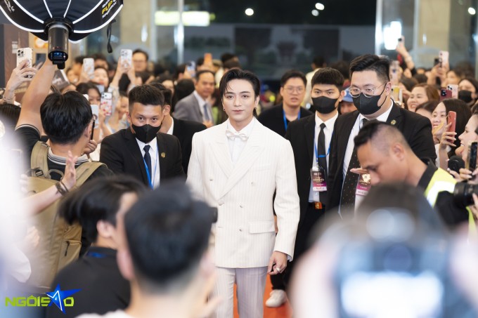 Hòa Minzy hóa công chúa, cùng dàn sao khoe sắc trên thảm đỏ - 5