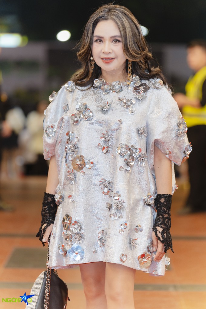 Hòa Minzy hóa công chúa, cùng dàn sao khoe sắc trên thảm đỏ - 10