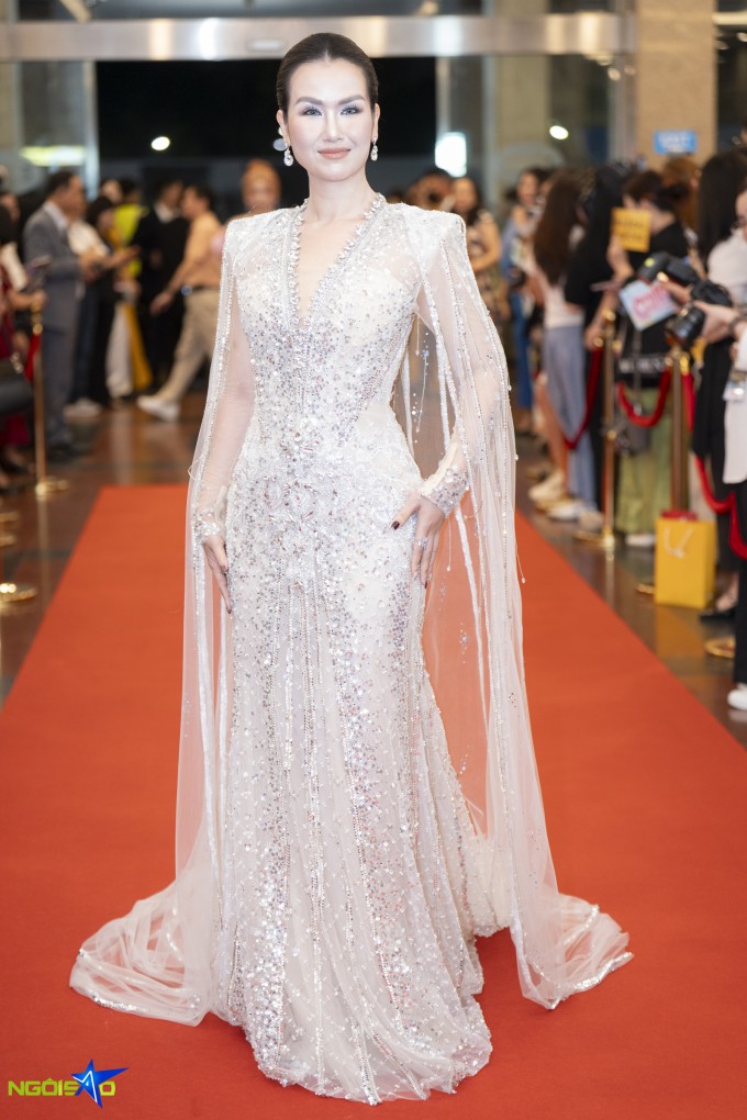 Hòa Minzy hóa công chúa, cùng dàn sao khoe sắc trên thảm đỏ - 11
