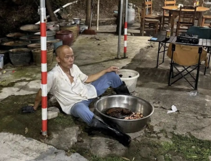 Ảnh ông Mo kiệt sức được người dùng mạng Trung Quốc tạo bằng AI.