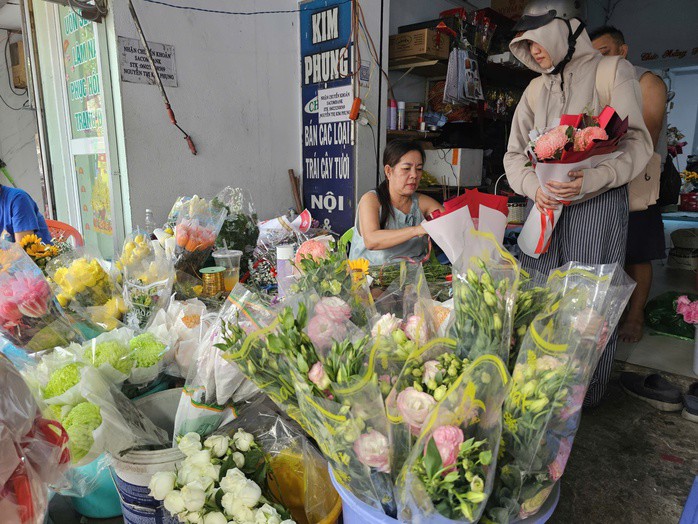 Theo dự thảo, hộ kinh doanh có doanh thu từ 500 triệu đồng/năm trở xuống sẽ không cần xuất hóa đơn điện tử. Ảnh: LÊ TỈNH