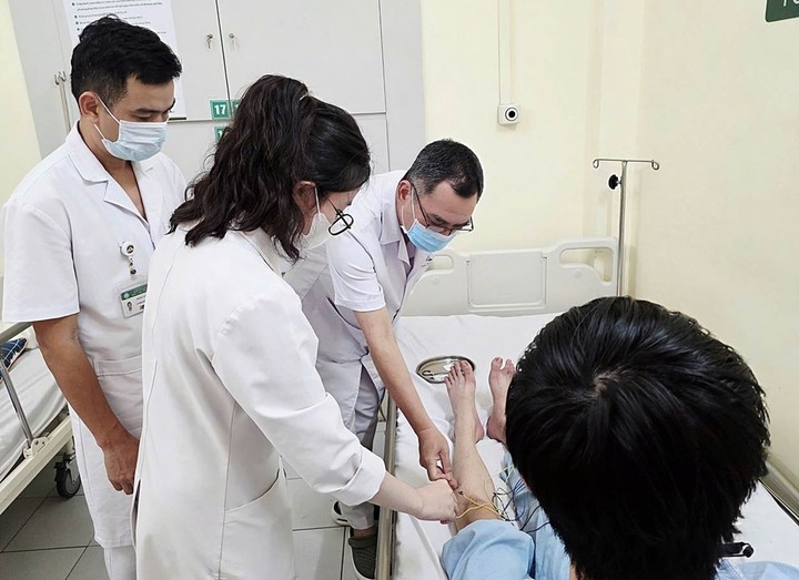 Bác sĩ châm cứu cho người bệnh.