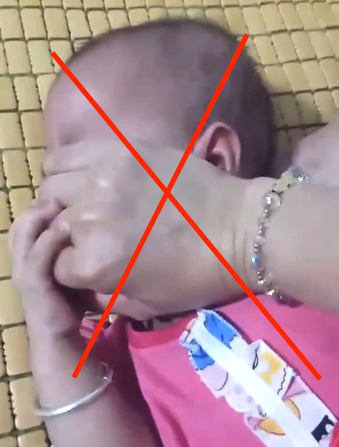 Mẹ dùng tay bịt miệng, mũi con gái mới 8 tháng tuổi gây phẫn nộ cộng đồng mạng. Ảnh cắt từ clip