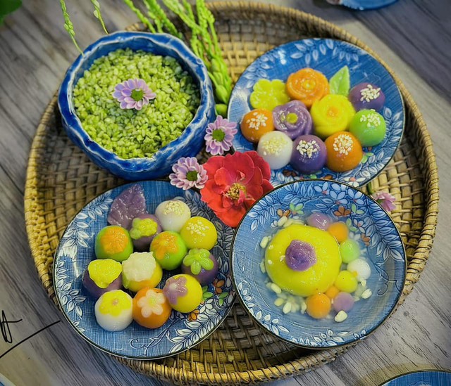 Mâm lễ cúng Tết Hàn Thực với những chiếc bánh trôi bánh chay sắc màu. Ảnh Hồng Anh