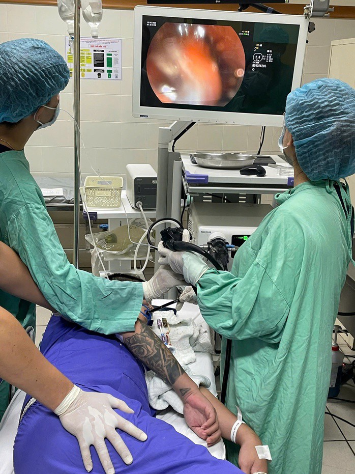 Các bác sĩ nội soi gắp các bàn chải đánh răng ra khỏi đường tiêu hoá.