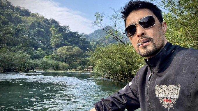 Johnny Trí Nguyễn đi ngao du.