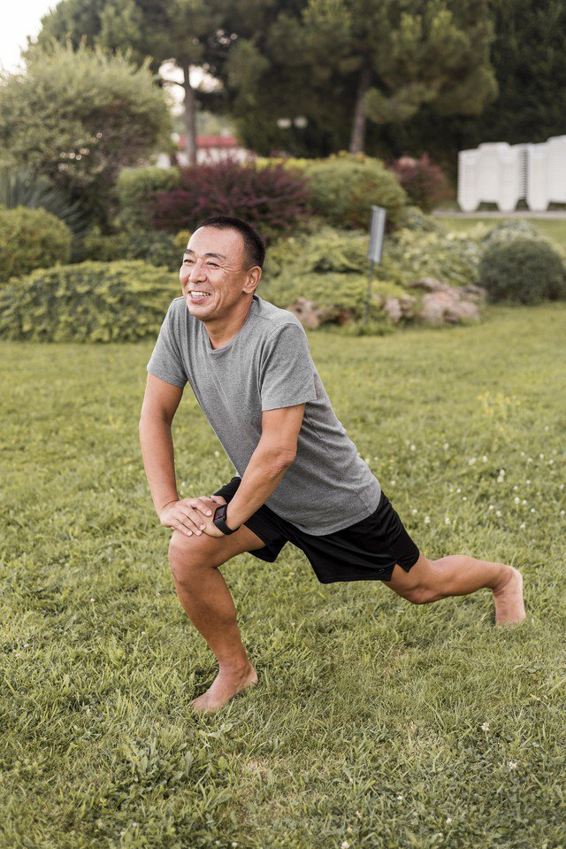 Các hoạt động như đi bộ, đạp xe, bơi lội hoặc tập thể dục ngoài trời không chỉ tăng cường thể lực mà còn góp phần giúp cơ thể trường thọ hơn. Ảnh minh họa