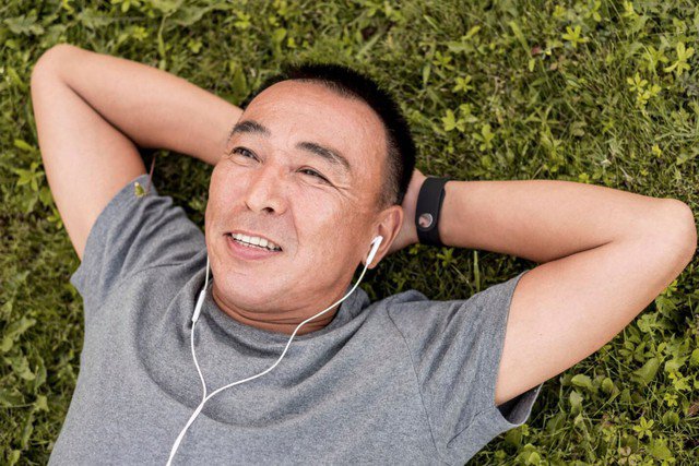 Những người đàn ông sau 60 tuổi giữ được thái độ sống vui vẻ thường ít mắc bệnh mạn tính và có chất lượng sống tốt hơn. Ảnh minh họa