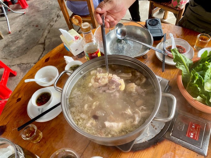 'Cùng một loại gà, cùng một loại rau, chúng có ở khắp mọi nơi, các bạn có thể thấy tất cả. Đừng phóng đại gà của tôi ngon đến mức nào, không có bí quyết gì đặc biệt cả đâu', ông Mo nói về món ăn của quán.