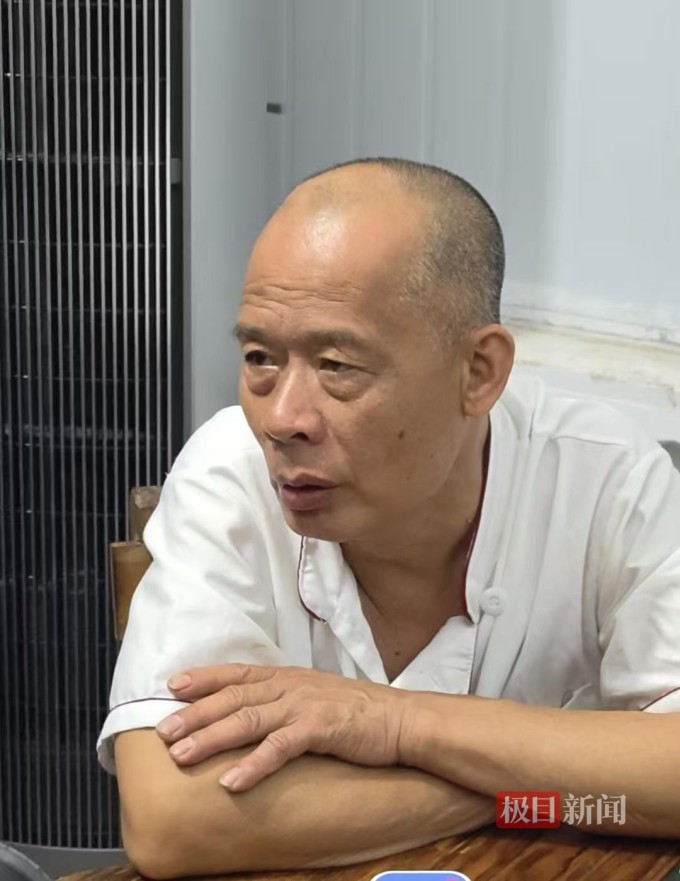 Khi được hỏi liệu có dự định mở rộng quy mô kinh doanh không, ông Mo nói: ‘Chắc chắn là không. Thu nhỏ lại thì tốt hơn’.