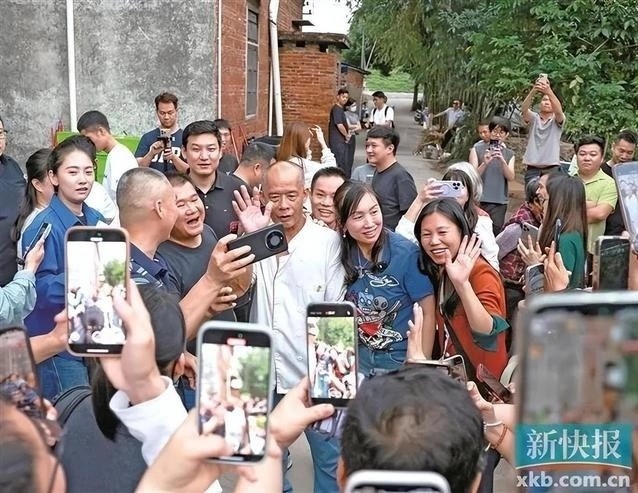 Chủ quán lẩu được thực khách vây kín để chụp ảnh, quay video.