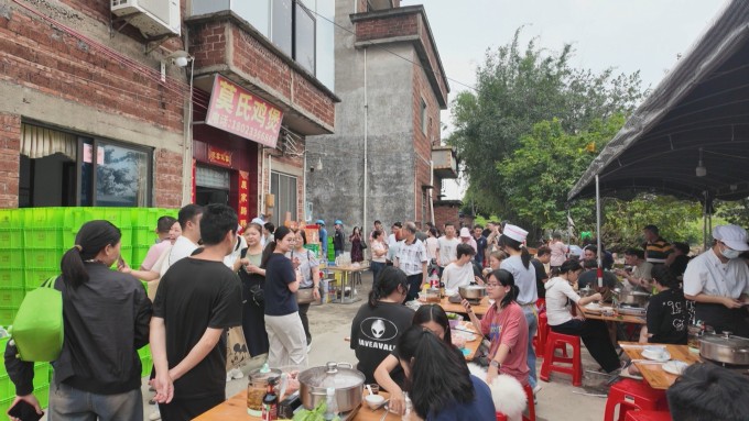 Quán lẩu gà viral ở Phật Sơn tạm đóng cửa: Chủ quán kiệt sức vì khách quá đông - 1