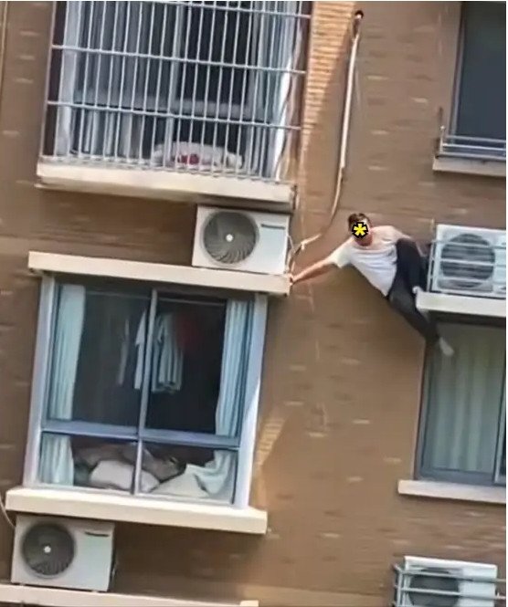 Người đàn ông ngoại tình cố tìm cách thoát thân nhưng không thể. Ảnh: Sohu