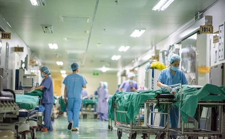 Bác sĩ cũng không tránh khỏi những lúc chạnh lòng vì bệnh nhân thiếu tin tưởng phác đồ điều trị (Ảnh: Lao động)