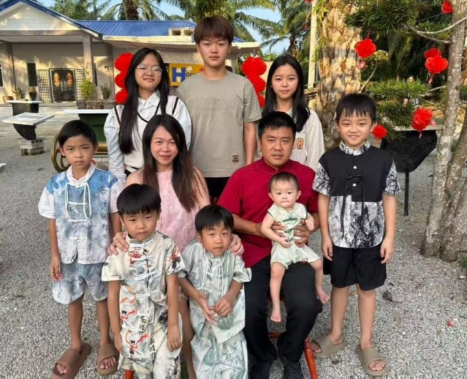 Su Youfu, Wei Peiling cùng các con. Ảnh: Sinchew