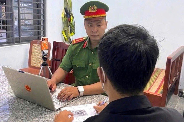 Công an phường Ba Ngòi làm việc với thanh niên thách thức "Đố anh bắt được em"