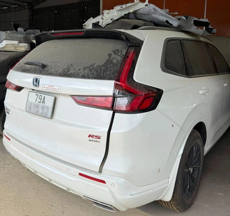 Chiếc&nbsp;Honda CR-V e:HEV RS được rao bán với giá 699 triệu đồng mới đây ở Nha Trang.