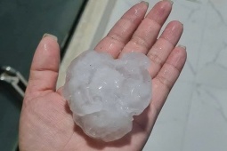 Mưa đá hạt to như nắm tay trút xuống Bắc Hà