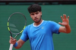 Tennis đỉnh cao: Alcaraz "trao" chiến thắng cho đối thủ, Zverev phô diễn sức mạnh