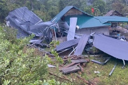 Mưa đá đập thủng kính xe, kéo sập nhà ở Bắc Hà